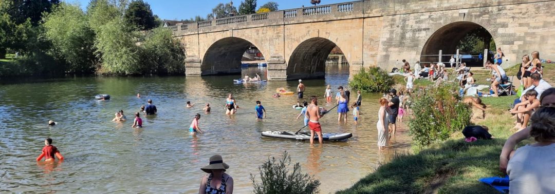Bathers and paddlers in Wallingford